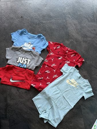 Lot de 5 body NIKE 24 mois
