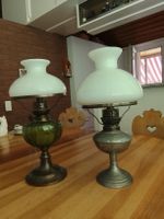 2 Oelampen, Petroleumlampe, Glasfuss gruen, Metallfuss, anti