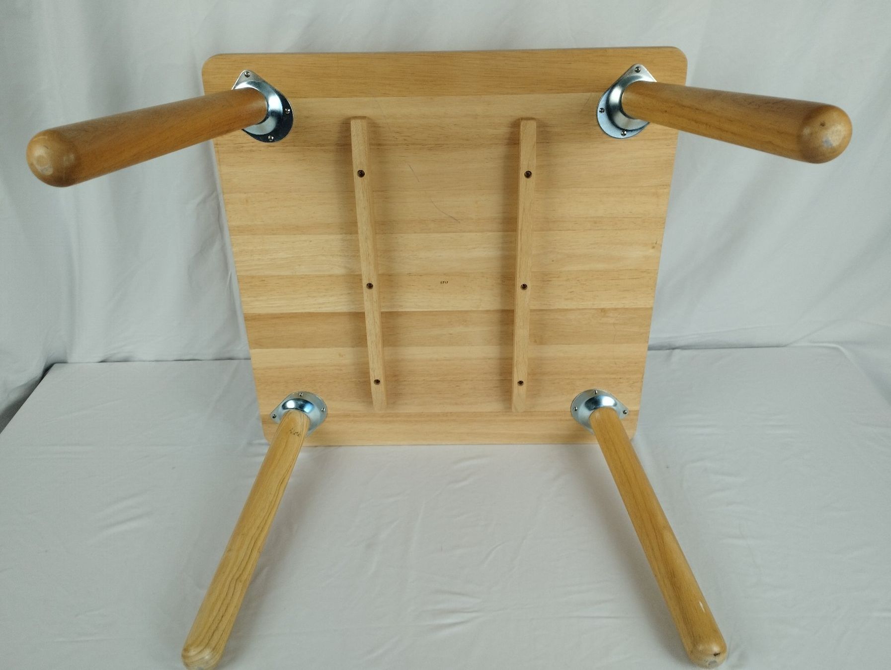 Tische: Kinder-Holztisch – Gebraucht aus Schübelbach von Restwert_Schubelbach 3