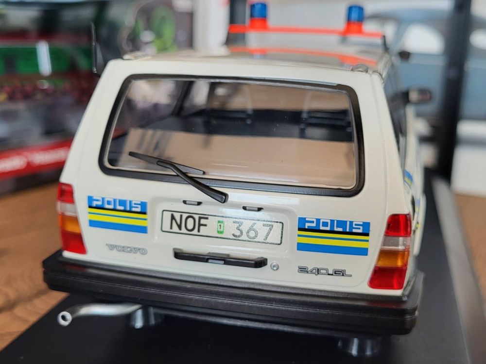 Volvo 740GL 1986 Polizia Svezia – Modellino MINICHAMPS 1/18 Bianco/blu, Metallo, Limited Edition - Foto 4