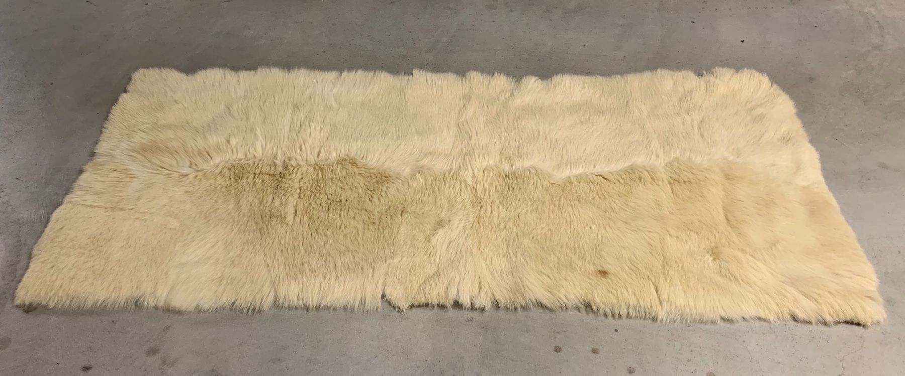 Tappeti: fellteppich . beige . ca 0.80 x 1.70m – Usato da Basel venduto da Rmo4000