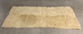 fellteppich . beige . ca 0.80 x 1.70m