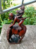 Asiatische Feng Shui Skulptur 2 Affen auf einem Pferd Figur