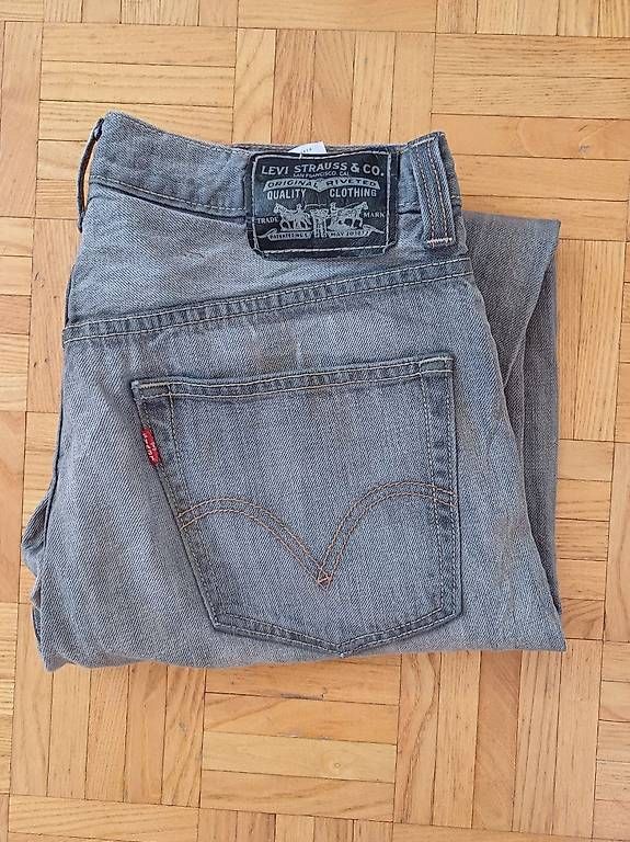 Jeans: Jean Levi's taille 32x32 gris – D'occasion à Glovelier par GaCh