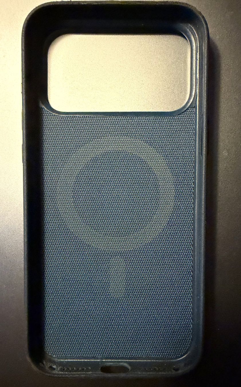 Apple Cover & Protezioni schermo: Original Apple iPhone 17 Pro Max Feingewebecase mit MagSafe – Usato da Basel venduto da baywatchpamela 1