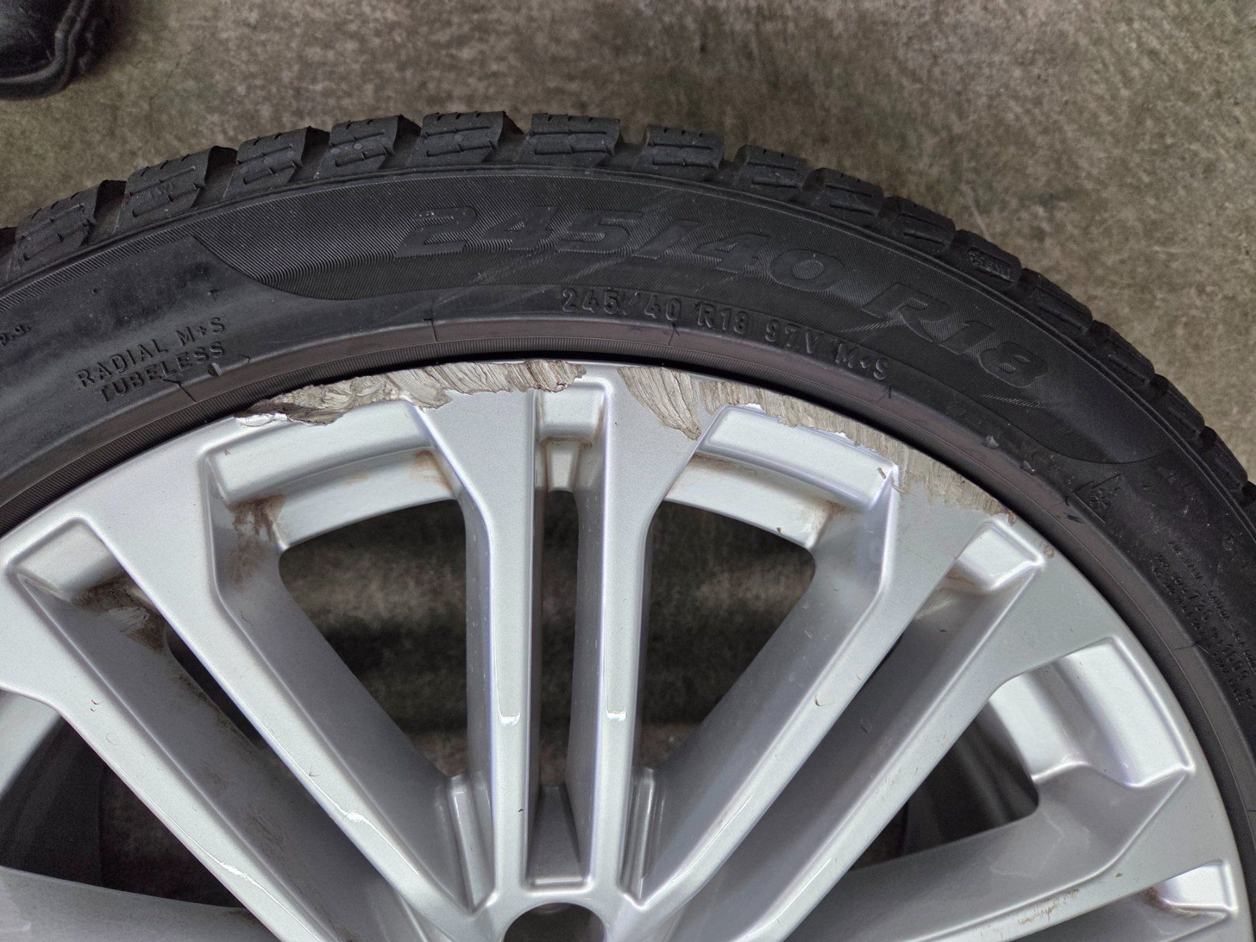 Pirelli Pneus & Roues: 4 Winterräder 245 40 18 Pirelli – D'occasion à Cham par AMAG_RETAIL_ZUG 1