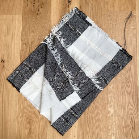 Weiche Kuscheldecke mit Fransen, Grau-Weiss Kariert!