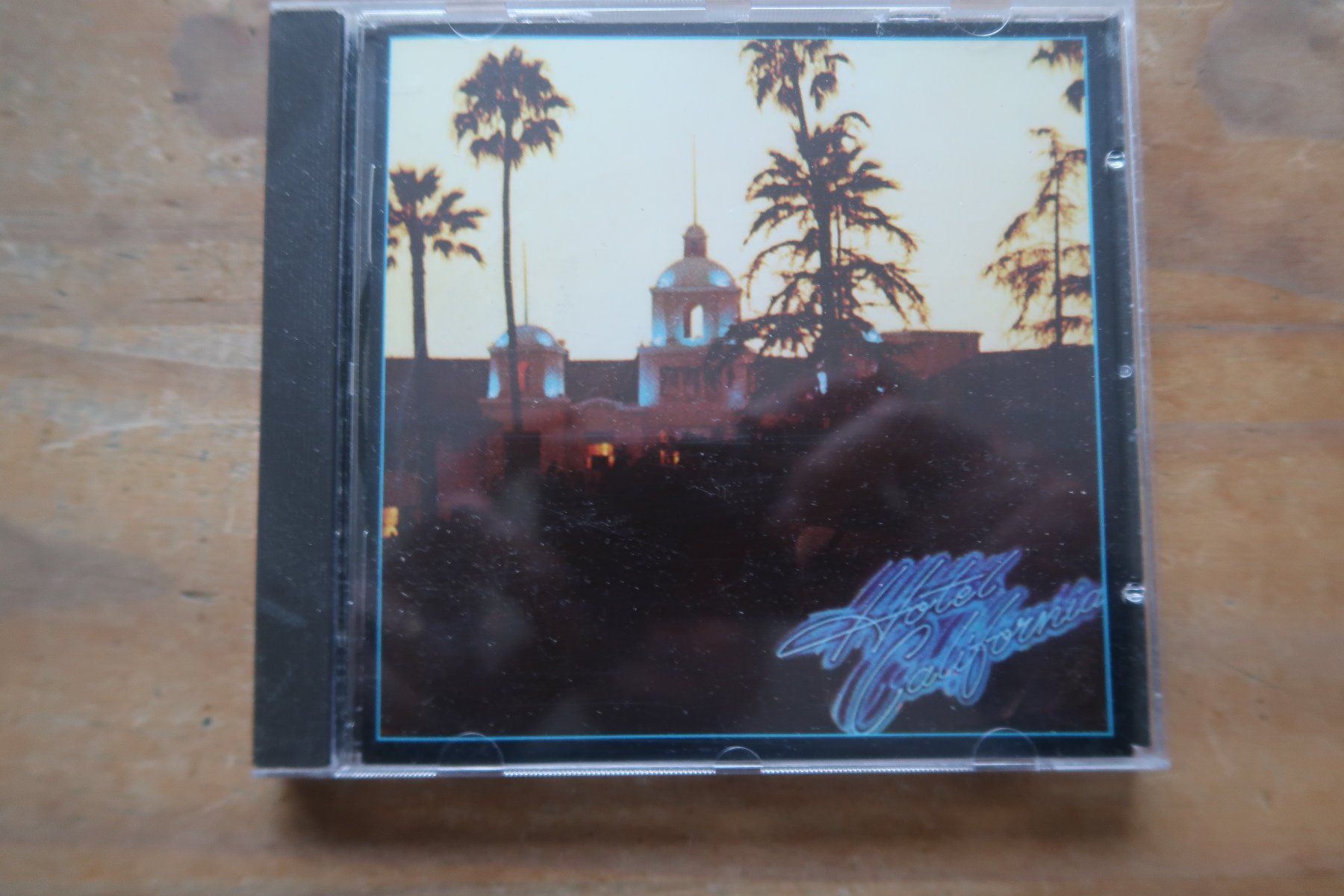 CDs: THE EAGLES - HOTEL CALIFORNIA - CD – D'occasion à Basel par Patiscat