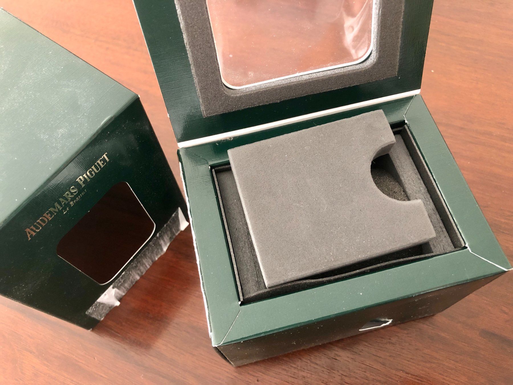 Audemars Piguet Uhren: AUDEMARS PIGUET green service box with grey foam interior – Gebraucht aus Mont-sur-Lausanne von vmi_ym5l 3