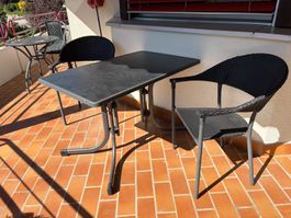 Gartentisch mit 2 Stühlen aus Wohnungsauflösung