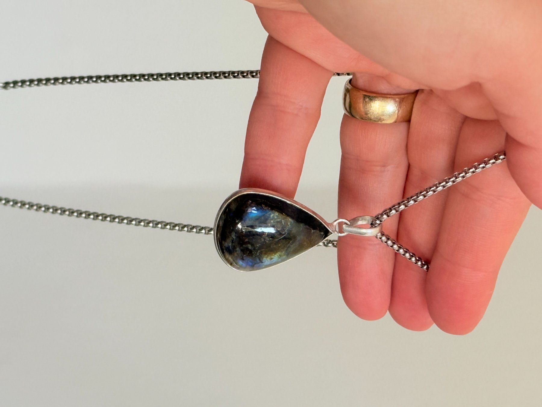 Colliers: Collier pendentif labradorite – Neuf avec emballage d'origine à Genève par AGBERG 2