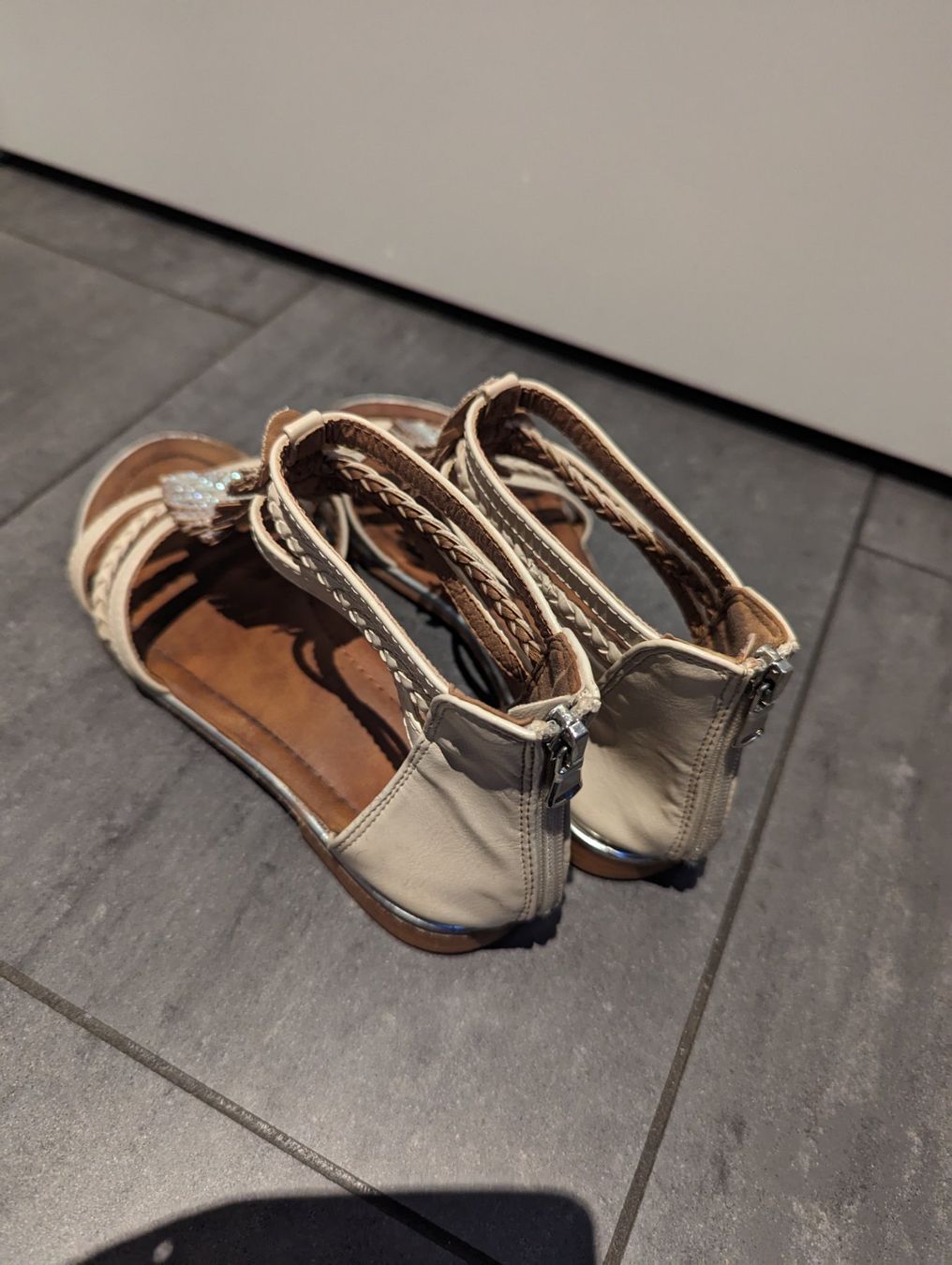 Scarpe per ragazze: Sommer Sandalen mit Federn, Grösse 36 – Usato da Himmelried venduto da Paura 3