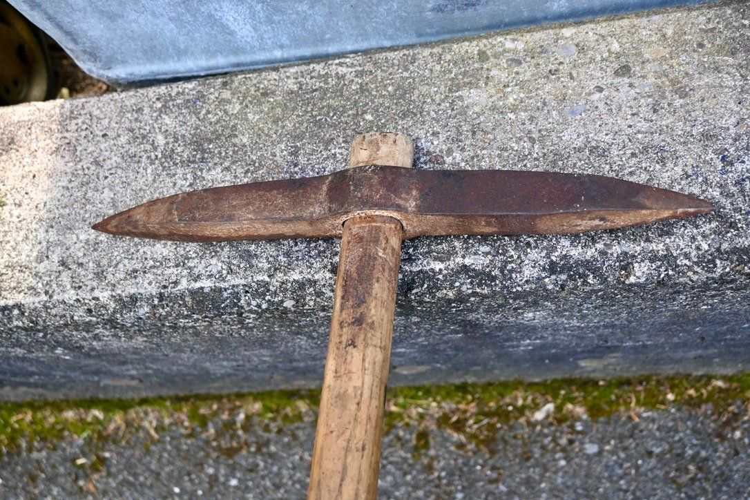 Tutti gli attrezzi: alter handgeschmiedeter STEINHAMMER Spitzhammer L 60cm B40cm – Usato da Pfaffhausen venduto da mono_rec 1
