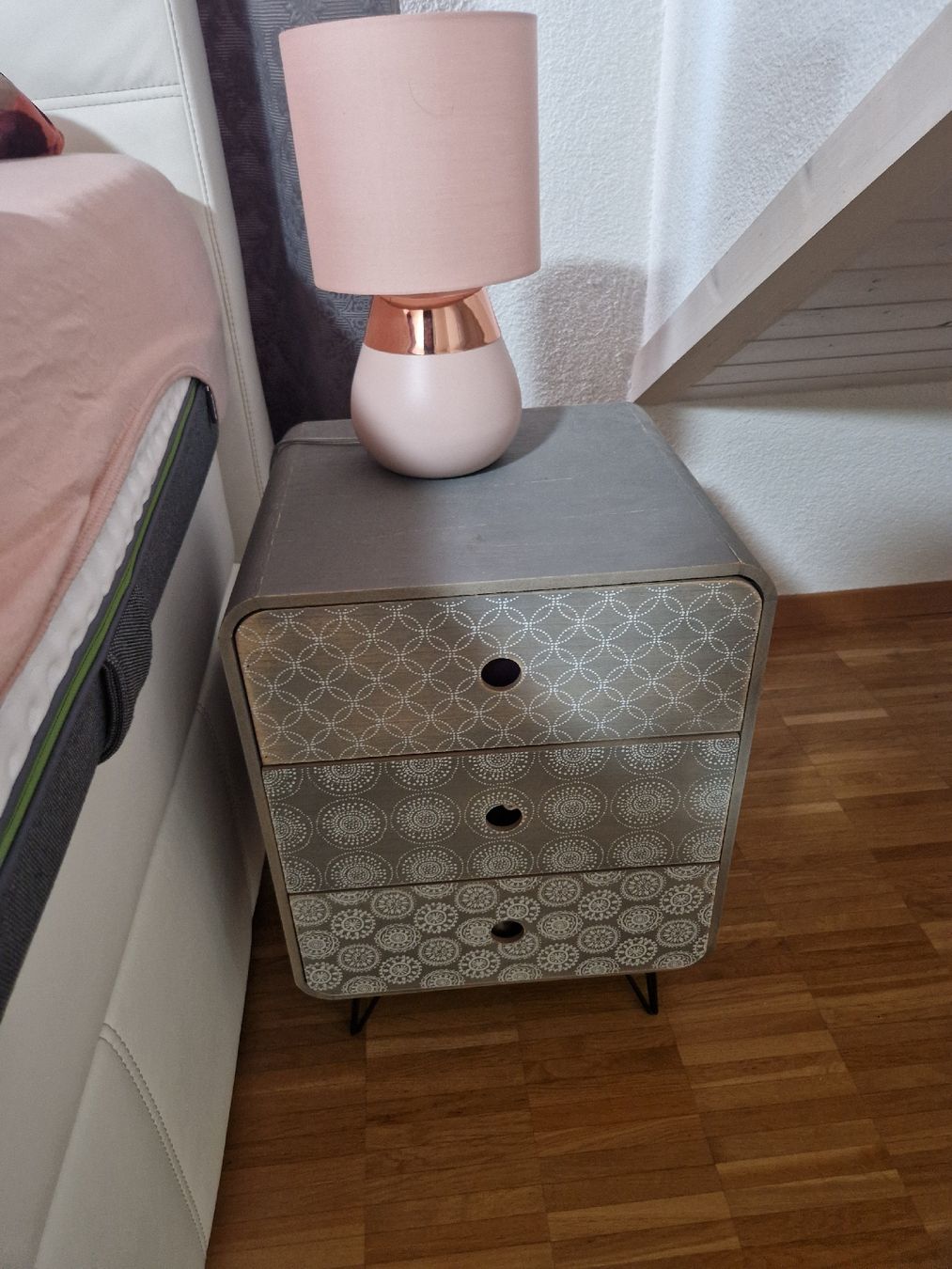 Nachttische: Nachttisch 2x und Lampe 2x – Gebraucht aus Wallisellen von GCR01 1