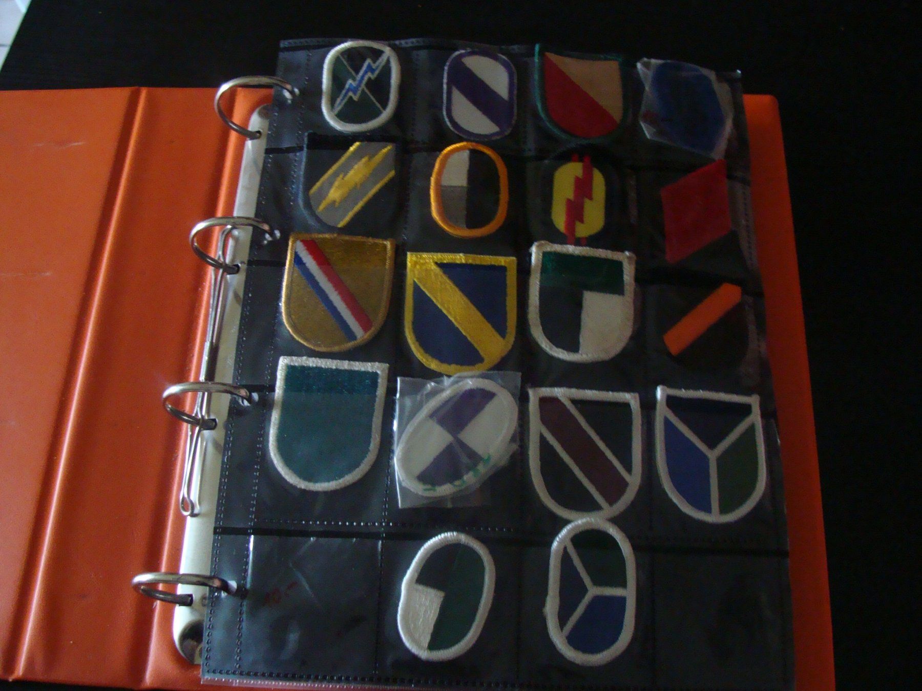 Plaketten & Abzeichen: Militaire, classeur remplit de badges et insignes divers. – Gebraucht aus Cuarny von hen_g7hn 1