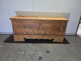 Frisch restaurierte, antike Truhe, Holztruhe, alte Kiste