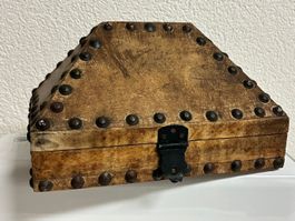 Rustikale Holzschatulle antik / Mittelalter-Stil mit Ziernä