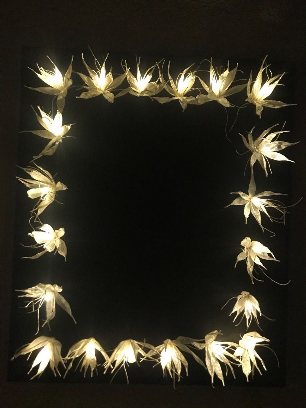 Foto & Immagini: Leinwand mit Papierblüte beleuchtet – Nuovo (secondo la descrizione) da Mels venduto da man_w8ky 2
