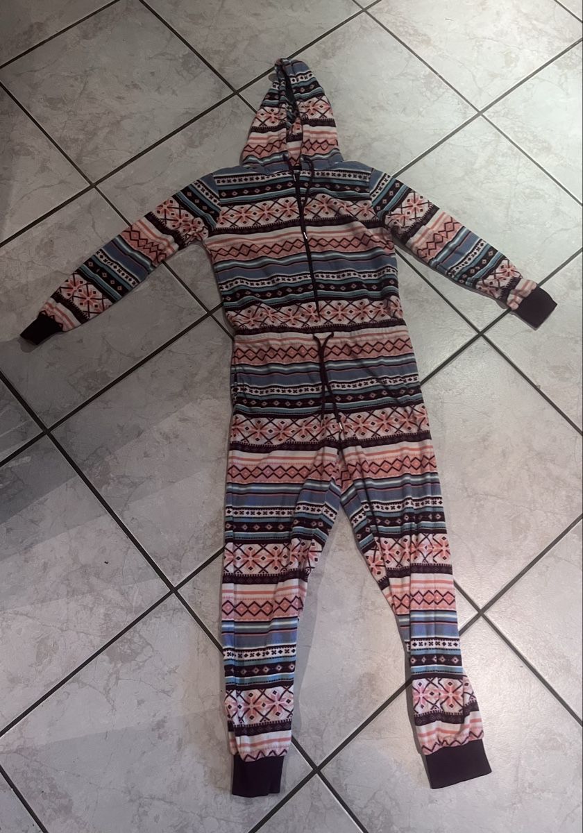Négligés & Pyjamas: Bench Overall mit Kapuze  Grösse 36 – Neuf (Voir description) à Schöftland par nevio74