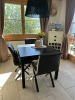 Set aus Holztisch (ausziehbar),4 Stühlen und passender Lampe