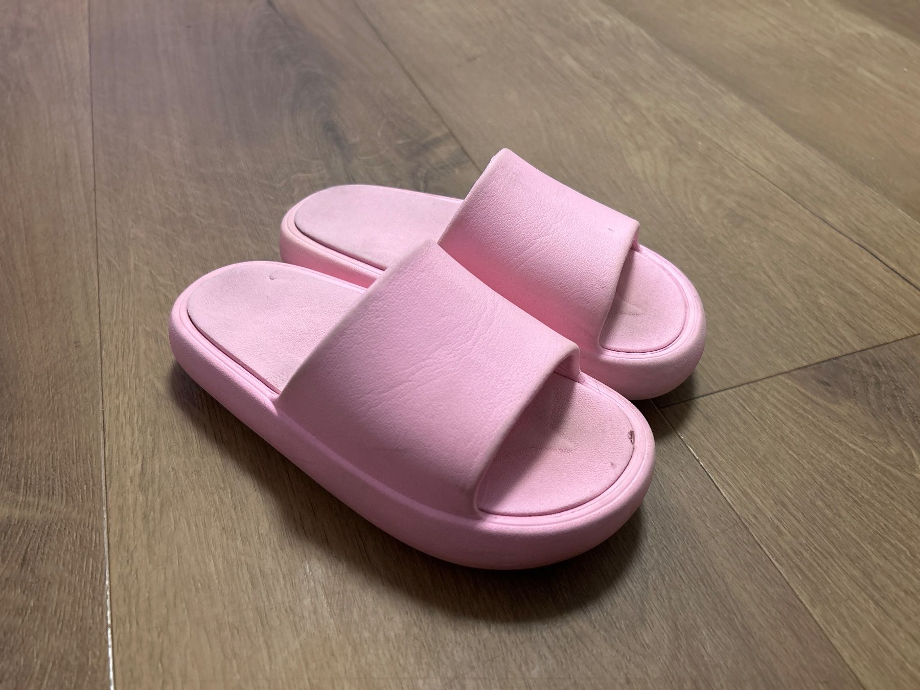 Scarpe per ragazze: Wolken Badeschuhe Badelatschen Mädchen Gr 32 – Usato da Regensdorf venduto da Spyke55