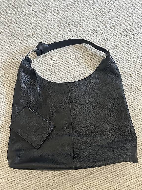 Taschen für Damen: schwarze ledertasche – Gebraucht aus Wil SG von GabiHiestand