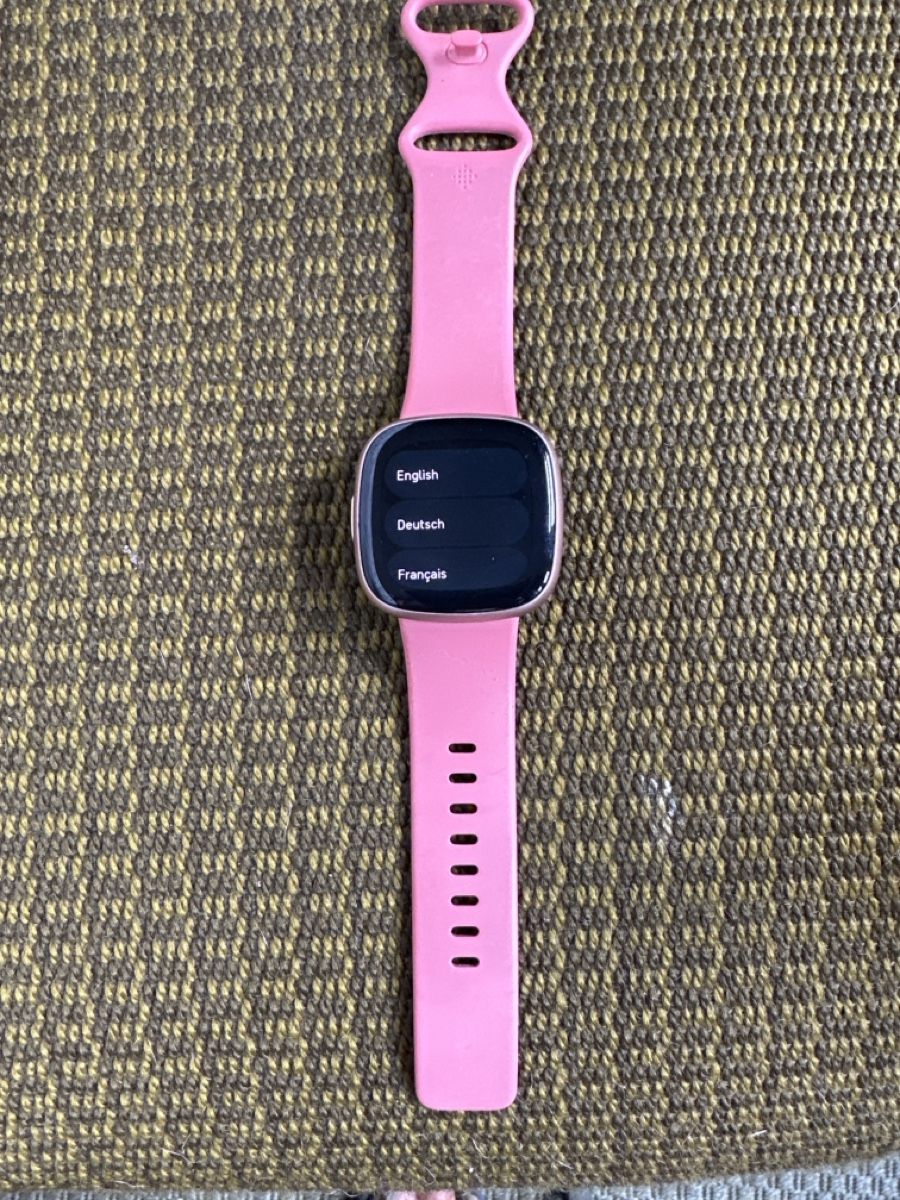 Fitbit Smartwatch: Fitbit versa 4 mit Zubehör  – Gebraucht aus Basel von Marlise015 4