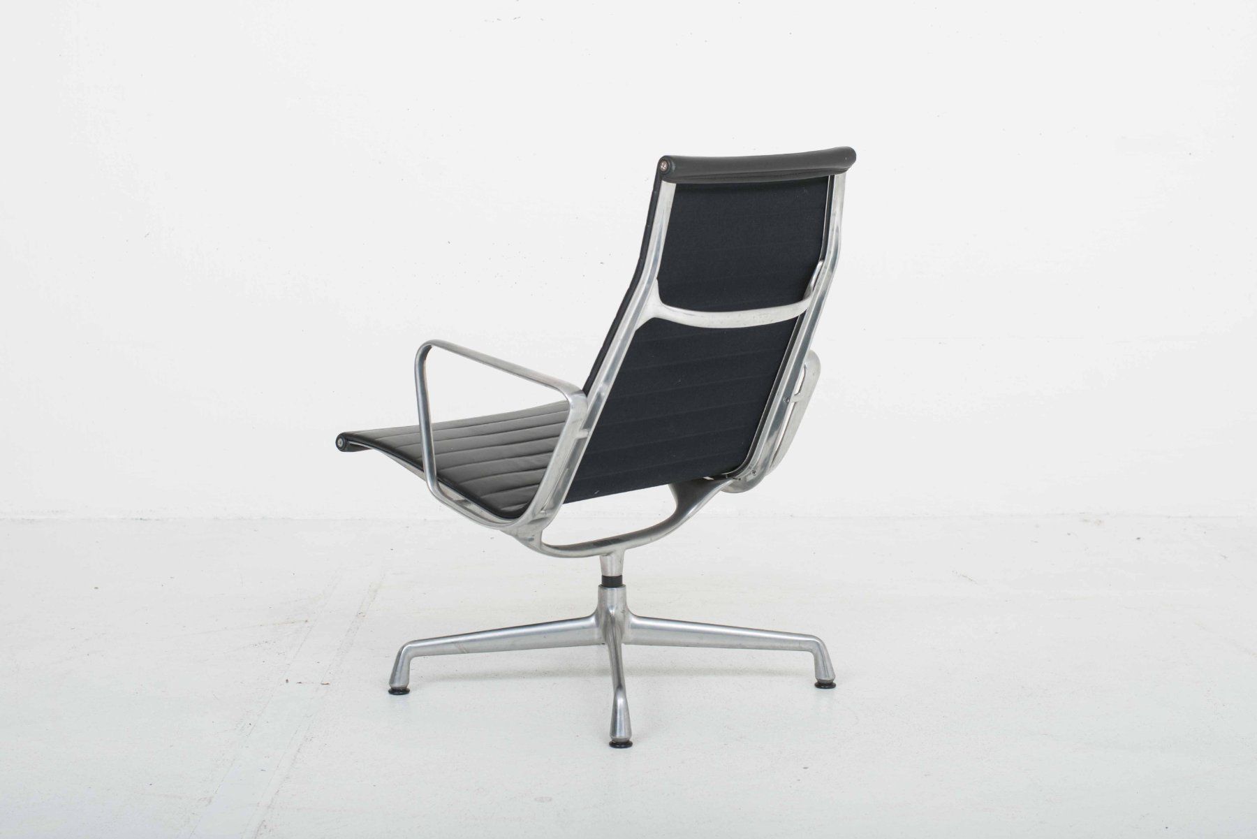Vitra Poltrone: Vitra EA 115 Designer Sessel- Charles & Ray Eames in Leder – Usato da Zürich venduto da STUZH38 2