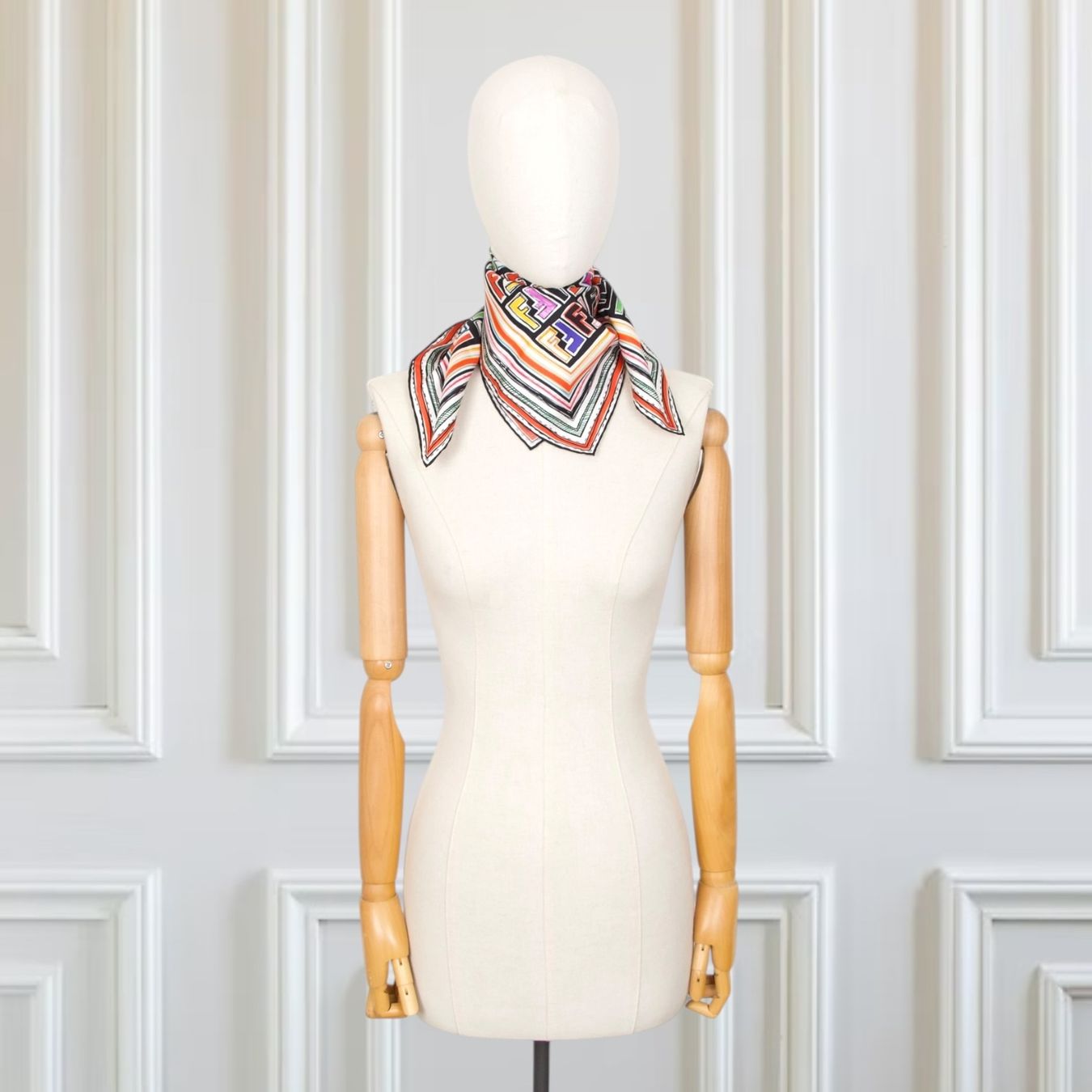 Fendi Foulard & Sciarpe: Fendi Seidentuch multicolor – Usato da Binningen venduto da Designerlabels 5