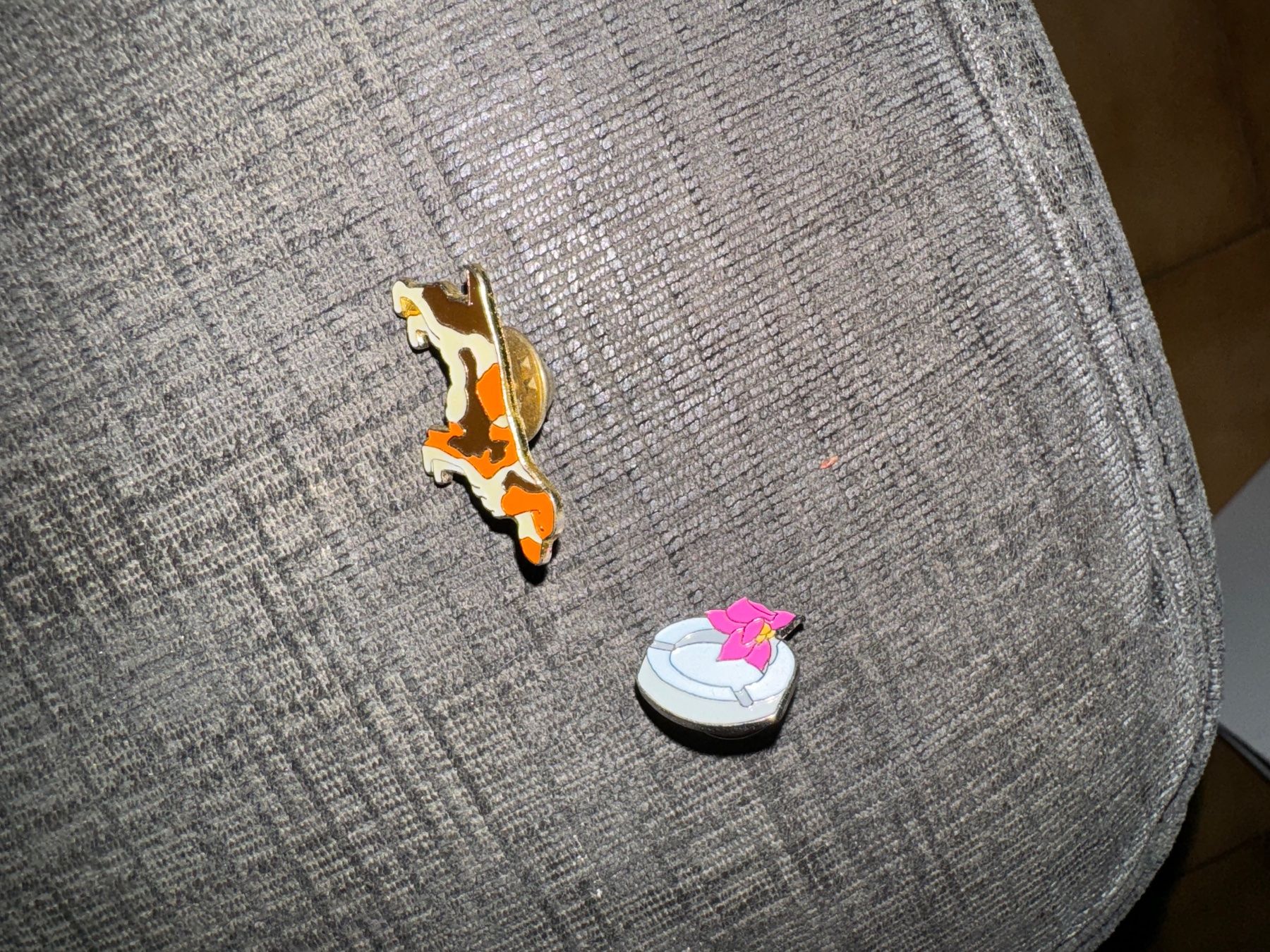 Plaketten & Abzeichen: Pins – Neu und originalverpackt aus Veyrier von kimedovapa