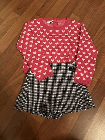 Sehr schöner Pullover und kurze Hose in Rockoptik
