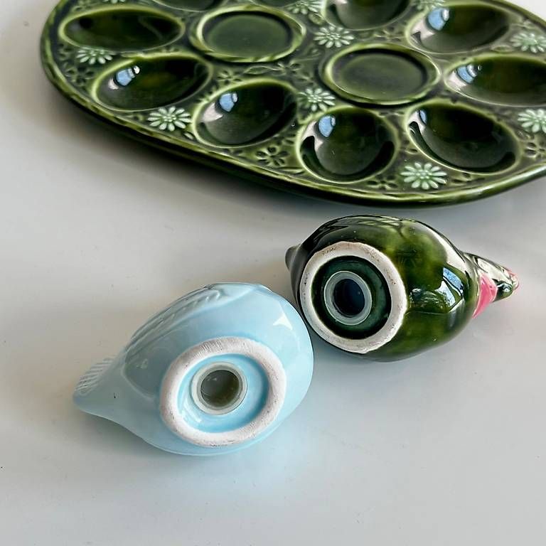 Elettrodomestici da cucina: Vintage Green Ceramic Egg Tray with Two Blue Chicken Shakers – Usato da Oberägeri venduto da Theonose74 2