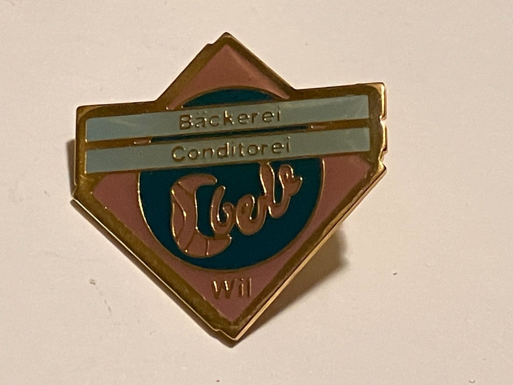 Placchette & Badge: 1 Pin Bäckerei Conditorei Eberle Wil – Usato da Basel venduto da djwwpp