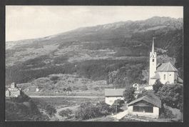 Tomils Ansicht mit der Kirche und Ortenstein