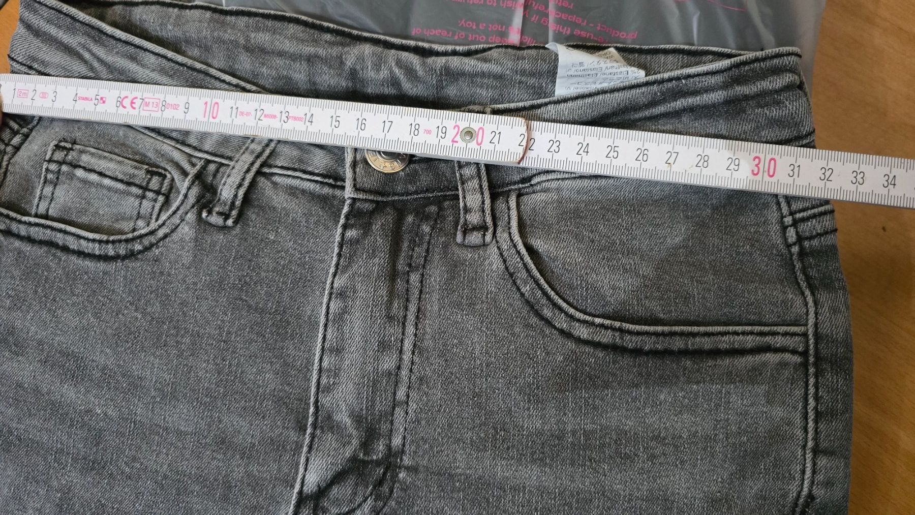 Shein Jeans: Slim Fit Jeans - XS - Schlaghose 👖 – Nuovo (secondo la descrizione) da Thalwil venduto da VitaMini 1