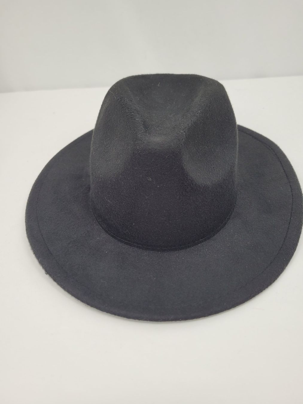Copricapi, berretti & cappellini: Chapeau noir – Usato da Lausanne venduto da PlusValue_Lausanne 1