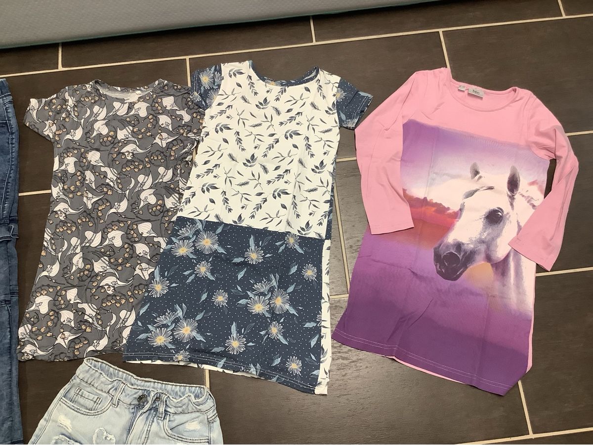 Lotti & Set di vestiti: Mädchen Kleiderpaket Gr. 128/134 – Usato da Brugg AG venduto da Sweety_pie 2