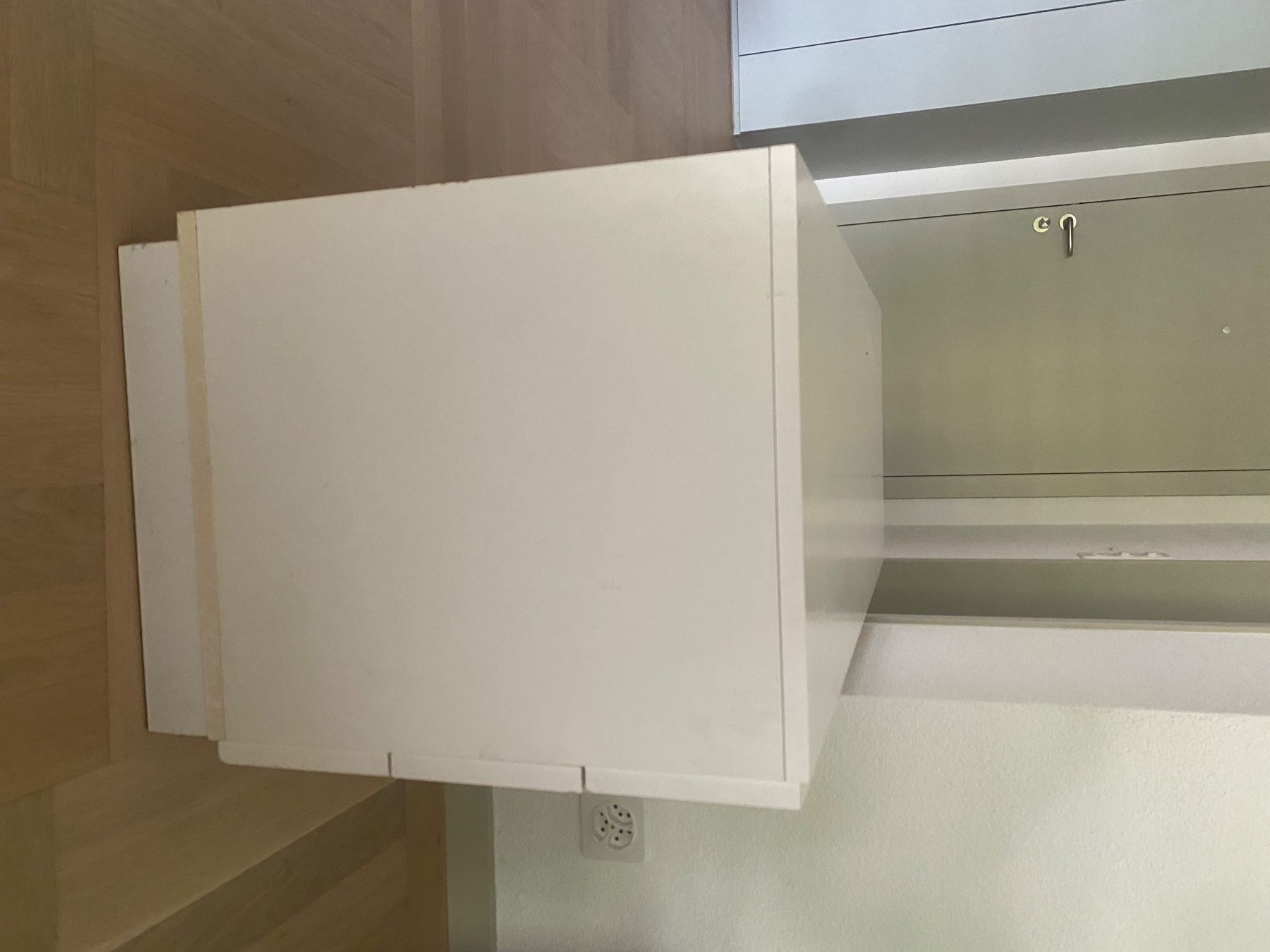 Commodes: Weisses Sideboard mit Schubladen – D'occasion à Thalwil par cla_95y9 4