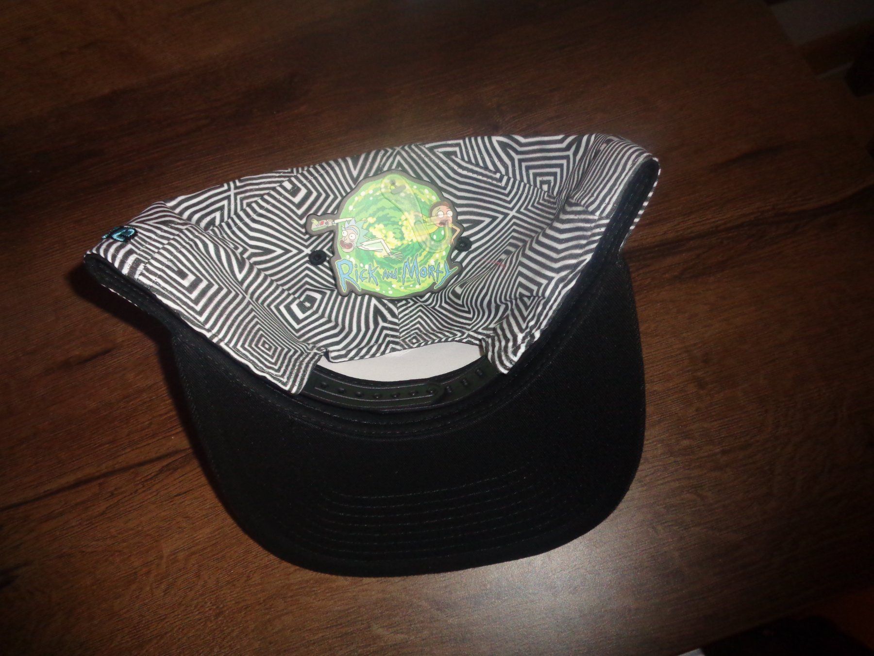 Copricapi, berretti & cappellini: Rick & Morty - Cat Outer Space Snapback – Nuovo e nell'imballaggio originale da Olten venduto da Disc-Ausverkauf 1