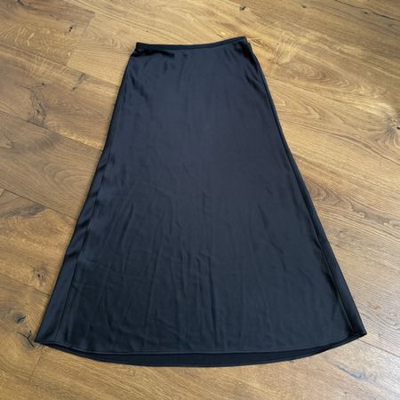 UNIQLO Satin Maxirock schwarz mit Unterrock – Gr. S