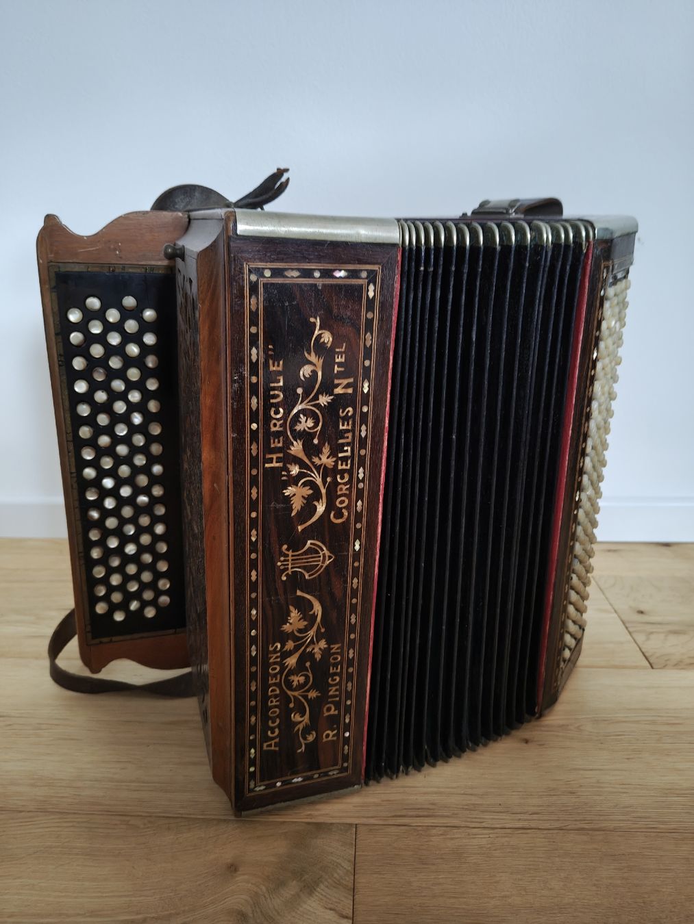 Strumenti musicali: Accordéon Ancien Hercule R.Pingeon Corcelle – Difettoso da Fontainemelon venduto da ad_