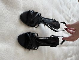 Elegante, schwarze Riemchensandalen.