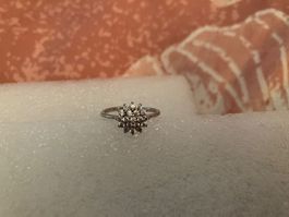 Eleganter, schöner, funkelnder Ring mit synth. Zirkonia