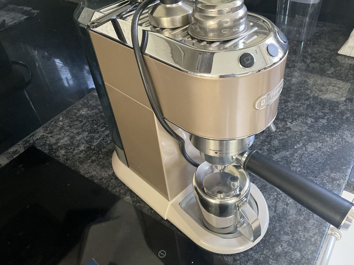 De'Longhi Macchine per caffè & Macchine per espresso: DeLonghi Dedica Arte Espressomaschine beige – Usato da Bern venduto da Tokastme0