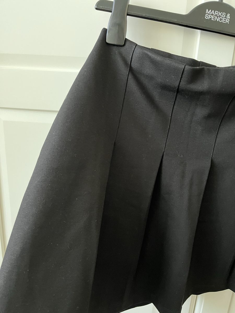 H&M Jupes: Kurzer Faltenrock – Neuf avec emballage d'origine à Allschwil par eyl_bb8q 4