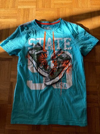 T-shirt garçon turquoise avec motif baskets, taille 146/152