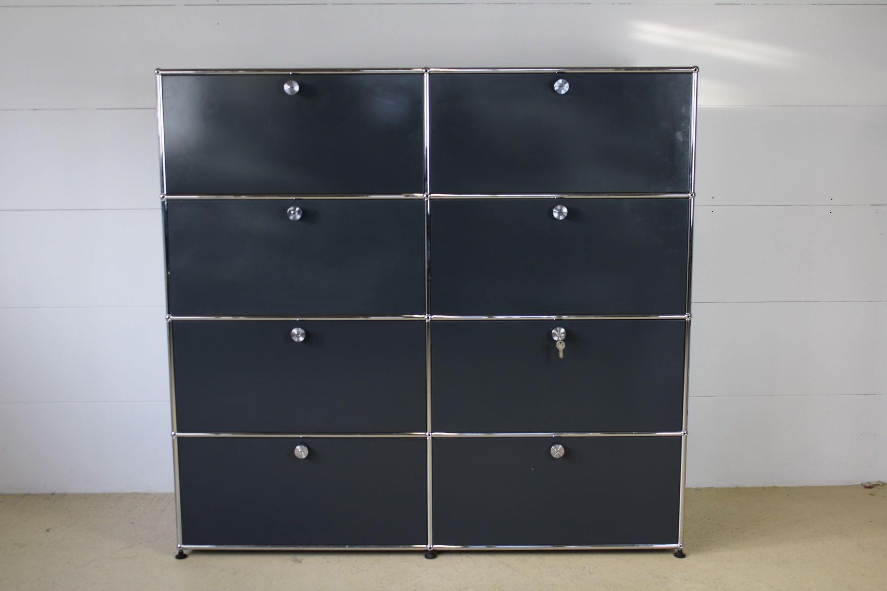USM Cassettiere: USM Sideboard in anthrazitgrau, Individueller Umbau möglich – Usato da Meinisberg venduto da atelier_TILIJA