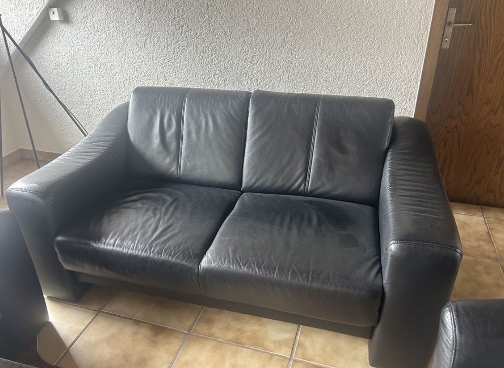 Sedie a sdraio: Elegant Black Leather Sofa and Chairs – Usato da Schänis venduto da roki20 4