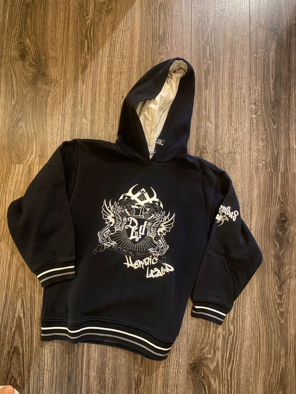 Pullover & Sweatshirts: Sweat à capuche 146-152 – Gebraucht aus Chermignon-Bas von mioumiou35