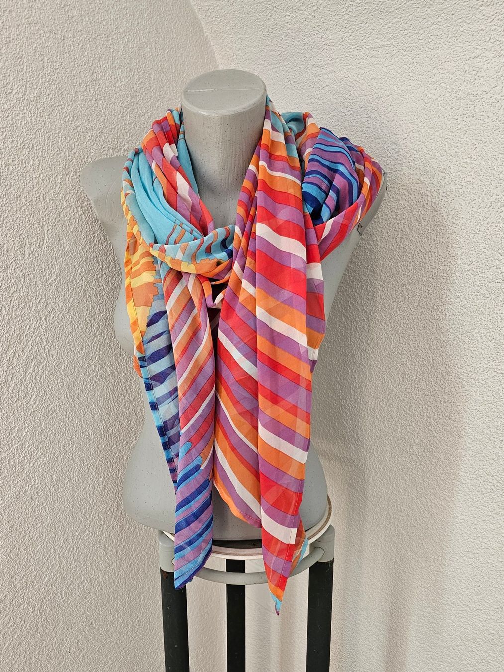 Foulards, Tücher & Schals: Niederberger Schal / Tuch - bunt gemustert – Gebraucht aus Füllinsdorf von Sunnebliemli7 1